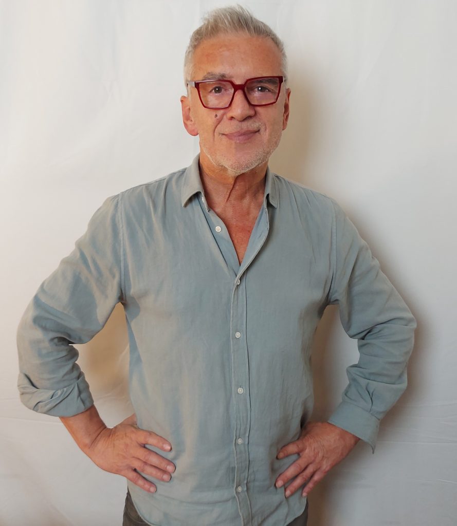 Roberto Agosti con camisa verde agua